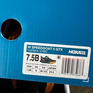 Hoka speadgoat 5 gtx. Never worn.